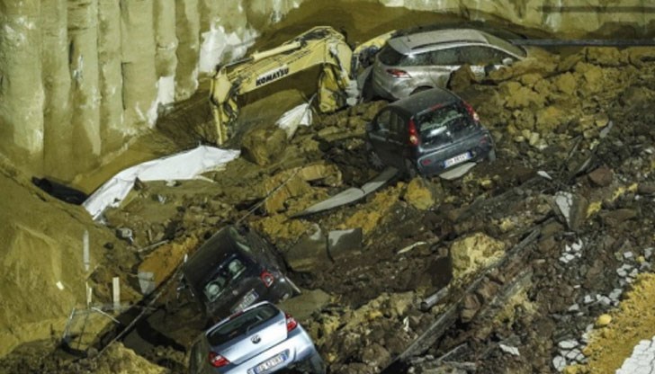 Спасителните екипи са евакуирали поне 20 семейства, живеещи в околните домове