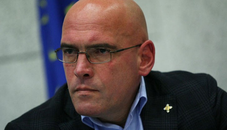 Това, че някой се усмихва от другата страна не значи, че е този, за който се представя