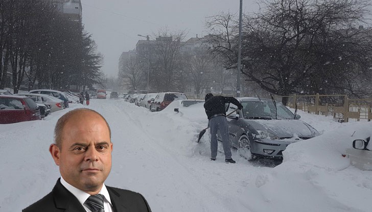 Умоляват се гражданите да не хвърлят снега на пътното платно, а да го трупат на тротоара
