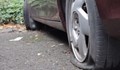 Две коли осъмнаха с нарязани гуми в Бяла