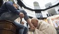 Папата изми нозете на 12 затворници