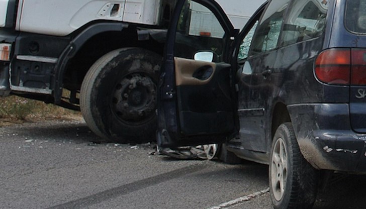 В резултат на удара е пострадал шофьора на лекия автомобил / Снимката е илюстративна