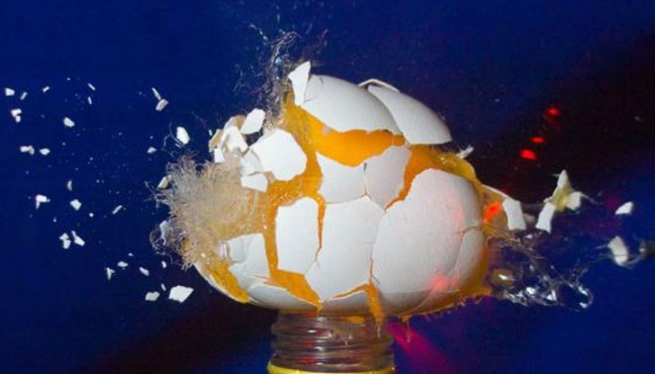 Нагряването на яйца в микровълновата печка води до експлозия и дъжд от гореща лигава маса