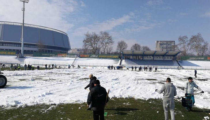 "Драконите" заедно с фенове и доброволци, се подготвят за мача с ЦСКА-София