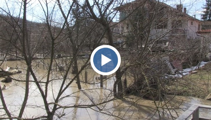Хората сами са опитали да изградят диги пред домовете си, но без особен резултат