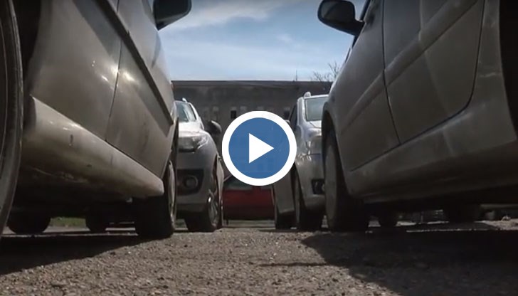 Малкият паркинг води до безразборно струпване на автомобили в междублоковото пространство