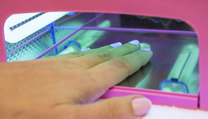 Австралийски лекар предупреди, че седмичните посещения при маникюрист може да доведат до рак Австралийски лекар предупреди, че седмичните посещения при маникюрист може да доведат до рак