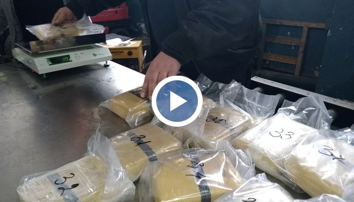 В тайници на автомобил митничарите намерили общо 68 пакета с бежово прахообразно вещество