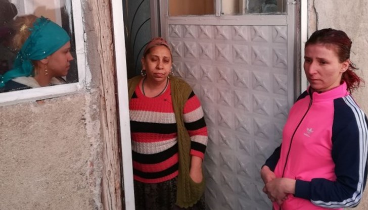 Надежда и фамилията очакват държавата да отпусне пари за издръжка на трите й деца Надежда и фамилията очакват държавата да отпусне пари за издръжка на трите й деца