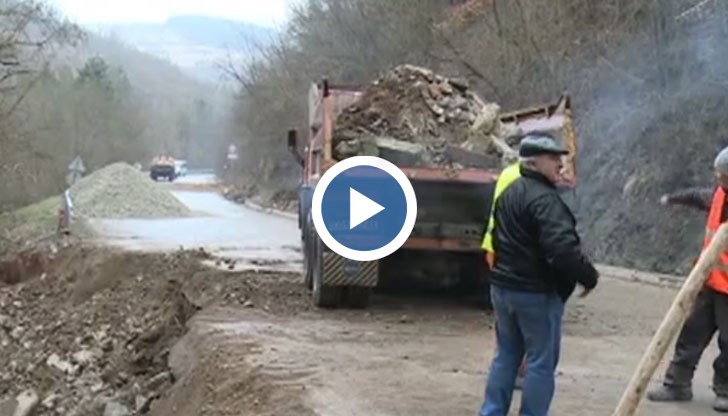 На отнесения път разчитат не само жителите на Трън, а и влизащите в България през граничния пункт „Стразимировци"