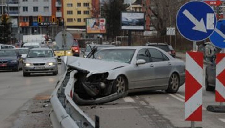 Само щастлива случайност спаси шофьора и пътниците в колата от смърт или тежки контузии