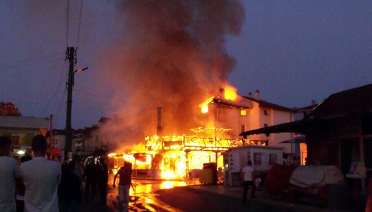 Добромир опитал да се самозапали, но полицай му попречва да си драсне клечката и го спасява / Снимката е илюстративна