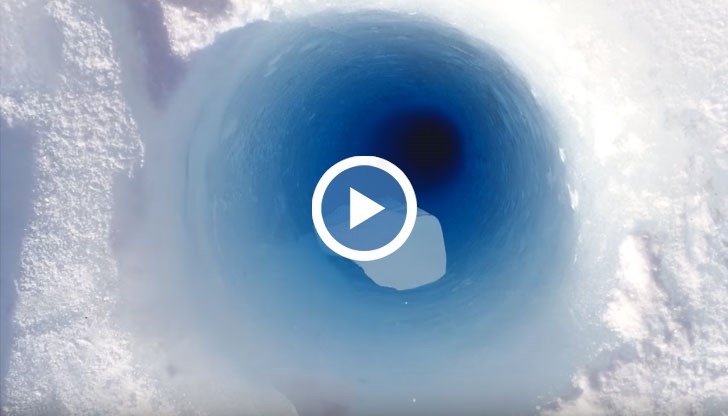 Изследовател пуска парче лед в издълбан „кладенец“ и заснема случващото се с камера