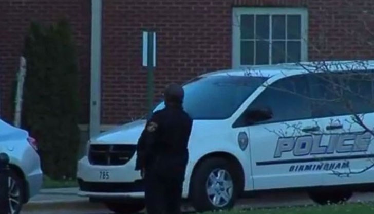 Инцидентът е станал в гимназия „Хъфман“ в град Бирмингам, щата Алабама, след стрелба в междучасието