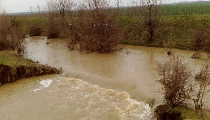 Множество дворове и земеделски площи остават наводнени