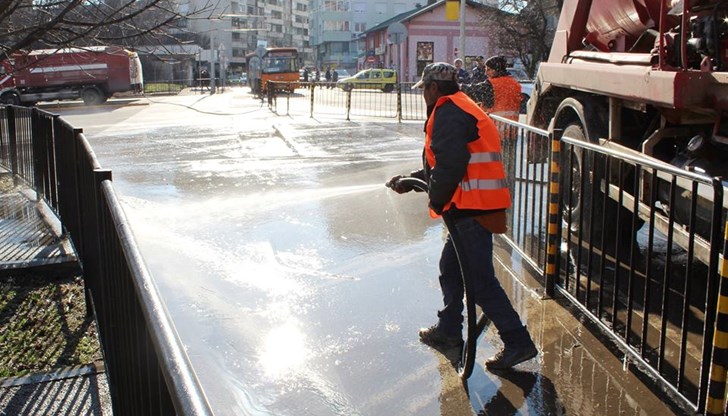 Надяваме се фирмите, които мият улиците, да не отмият оскъдния асфалт