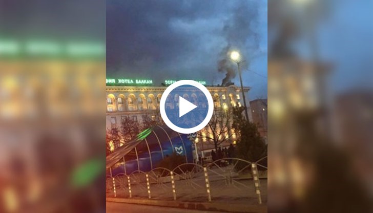 На мястото на инцидента са изпратени 6 пожарни коли, автомеханична стълба, екип на столичната пожарна