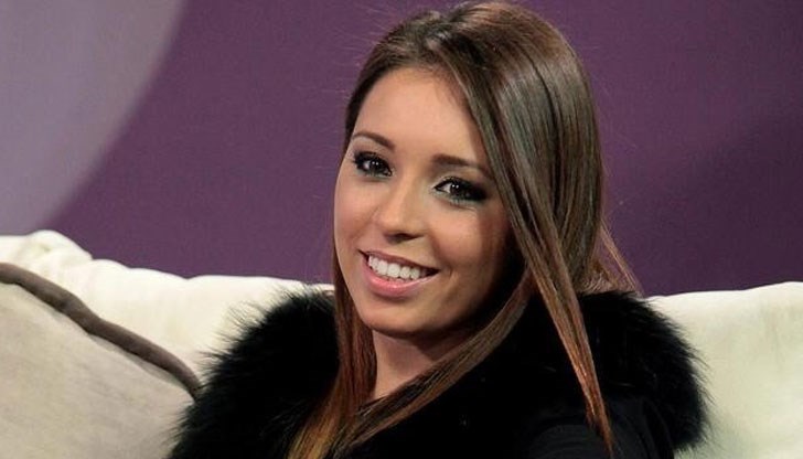 Днес сме облечени в българска носия и занесохме домашна баница да пробват другите дечица в градината!, сподели футболната щерка