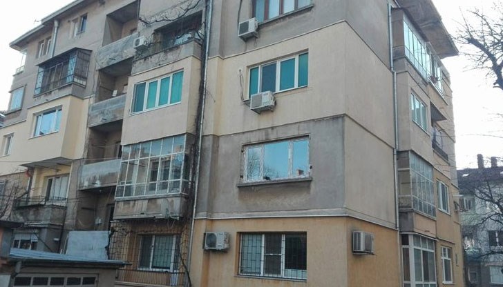 Апартаментът на родителите й се намира на четвъртия етаж в блок в централната част на града