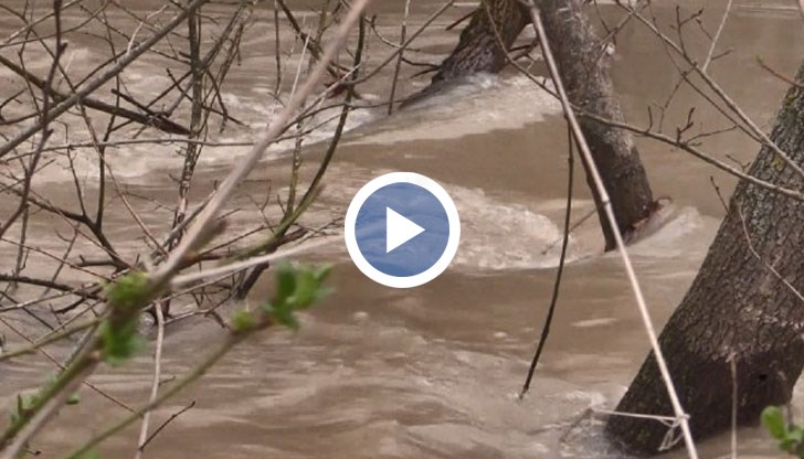 Реката преля, наводнени са част от стадиона и кооперативния пазар