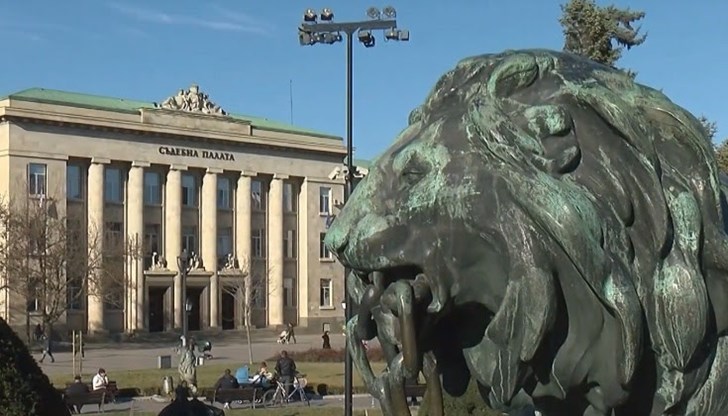 Четирима мъже са обвинени в отвличане, нанасяне на средна телесна повреда и отправяне на закани с убийство Четирима мъже са обвинени в отвличане, нанасяне на средна телесна повреда и отправяне на закани с убийство