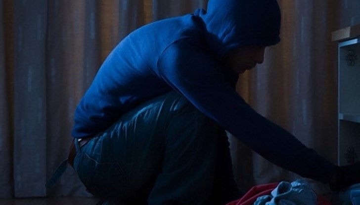 Крадците са задигнали пари в различна валута и златни накити