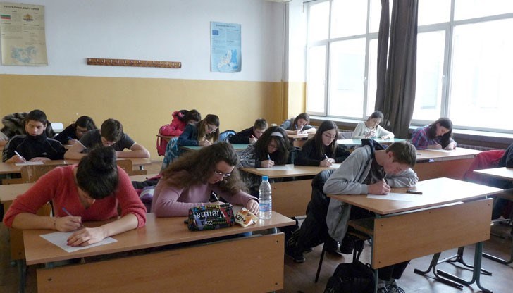 От днес до 16 март учениците от XII клас, които желаят да се явят на матурата, трябва да подадат заявления до директорите на училищата, в които се обучават От днес до 16 март учениците от XII клас, които желаят да се явят на матурата, трябва да подадат заявления до директорите на училищата, в които се обучават