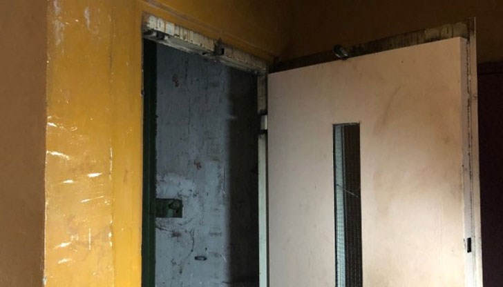 Мъжът е заседнал в асансьора и е опитал да излезе от него. В опита си да стори това е паднал в отворената под кабината дупка