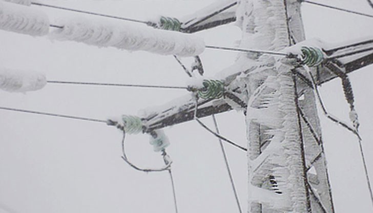 Екипите на електроразпределителното дружество продължават да работят по отстраняване на проблемите, предизвикани от скъсани обледени проводници Екипите на електроразпределителното дружество продължават да работят по отстраняване на проблемите, предизвикани от скъсани обледени проводници