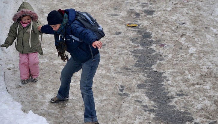 Валежите от сняг преминават в дъжд и се създават условия за поледици