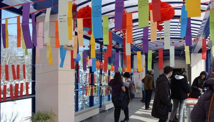 Учебна зала „Конфуций“ при Русенския университет реши да посрещне българската Баба Марта с китайски фестивал