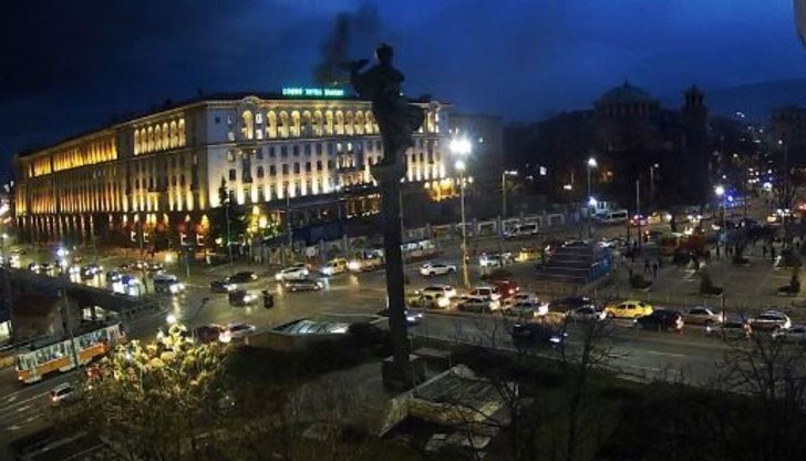 Сградата е затворена. Евакуират посетителите Сградата е затворена. Евакуират посетителите