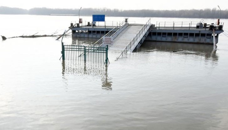 Високите води са залели подходите към речните понтони