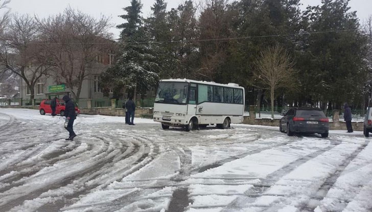Автобусът поднесъл на хлъзгав участък и ударил момичето, което чакало на спирката в село Живково