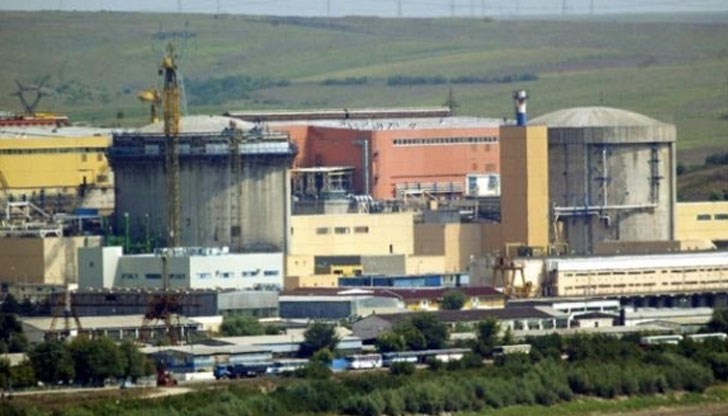 Атомната електроцентрала се намира на един от ръкавите на р. Дунав и е на около 60-70 км северно от българската граница