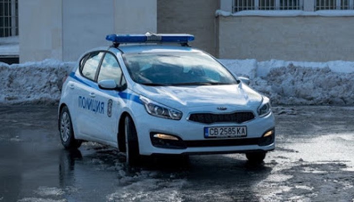 Полицаи хванаха двама младежи, които обикалят и оглеждат колите Полицаи хванаха двама младежи, които обикалят и оглеждат колите