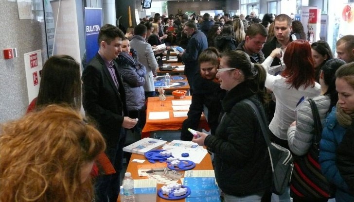 По програмата са обявени 1145 свободни стажантски позиции в 43 професионални направления