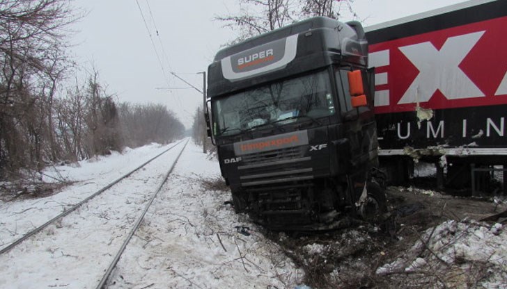 Камионът е спрял буквално на метър от жп линията, преди да падне върху релсите