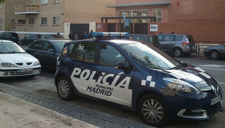 Жената оставила детето в дома си и отишла на работа Жената оставила детето в дома си и отишла на работа