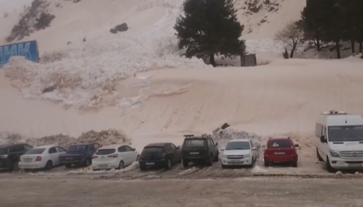 Причината са пролетните ветрове от Сахара, които оцветиха белия сняг в жълто и оранжево Причината са пролетните ветрове от Сахара, които оцветиха белия сняг в жълто и оранжево