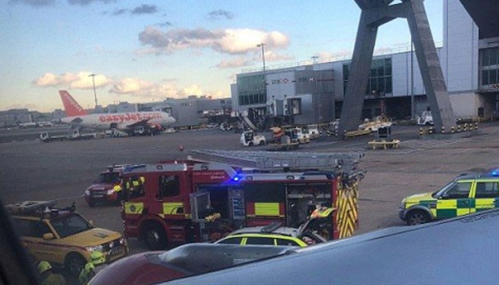 Пътничка сподели, че работникът е заклещен под гумата на самолета