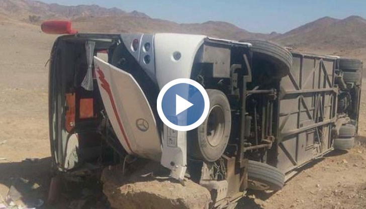 Автобус с българи изхвърча вчера от пътя и се преобърна близо до град Марса Алам