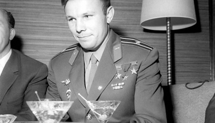 Гагарин плисва чаша вино в лицето на Брежнев