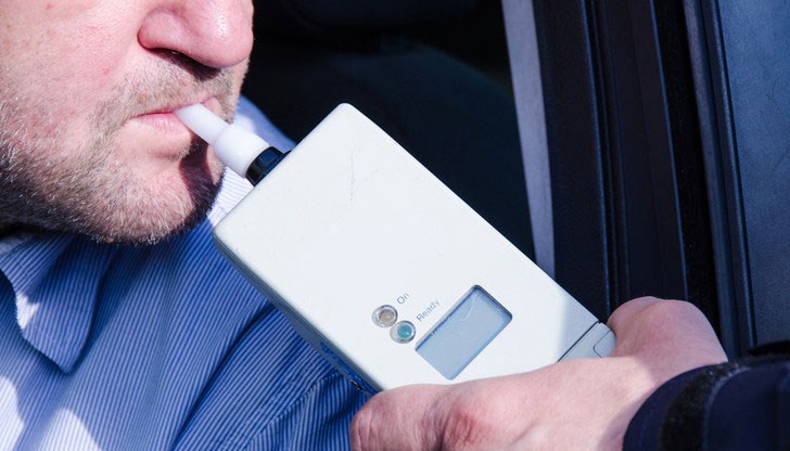 Шофьорът е арестуван, автомобилът му е спрян от движение, а резултатите от кръвната проба показват, че той не е употребявал алкохол Шофьорът е арестуван, автомобилът му е спрян от движение, а резултатите от кръвната проба показват, че той не е употребявал алкохол