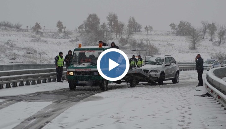 Катастрофа заради непочистен от снега път Е-79