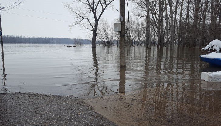 Заведението "Рибарска среща" е залято от реката