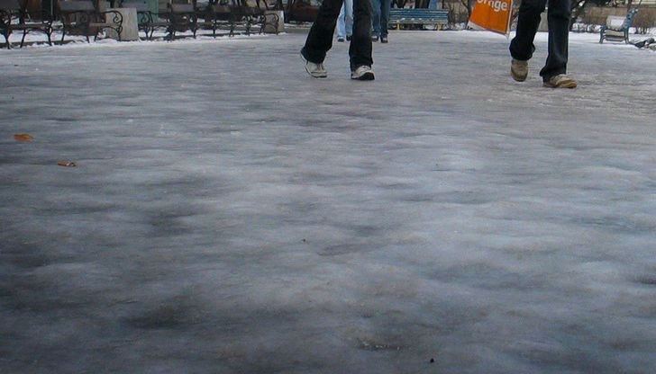 Висока степен на опасност от поледици и снеговалежи за днес е обявен в няколко области