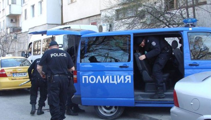 Бебето им цяла нощ плакало, което накарало съседите да се обадят в полицията