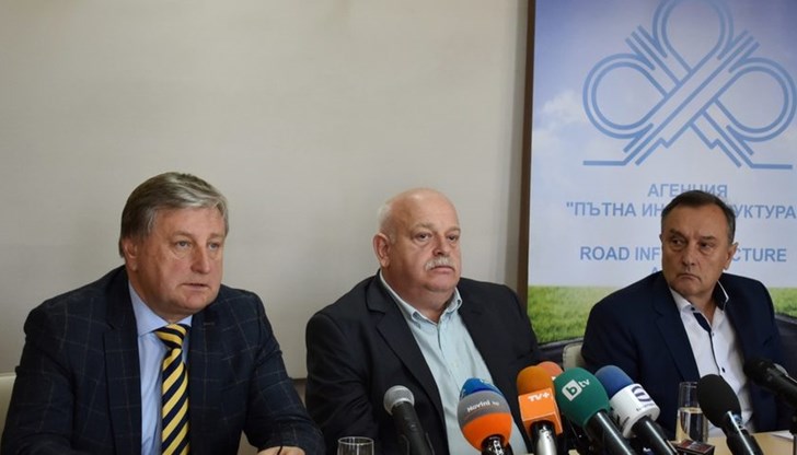 Дончо Атанасов обясни, че това е причината за дупките по пътищата Дончо Атанасов обясни, че това е причината за дупките по пътищата