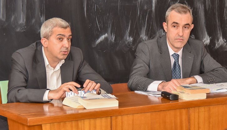 Съдия Александър Иванов и прокурор Радослав Градев се срещнаха с дванадесетокласници от ПМГ „Баба Тонка“